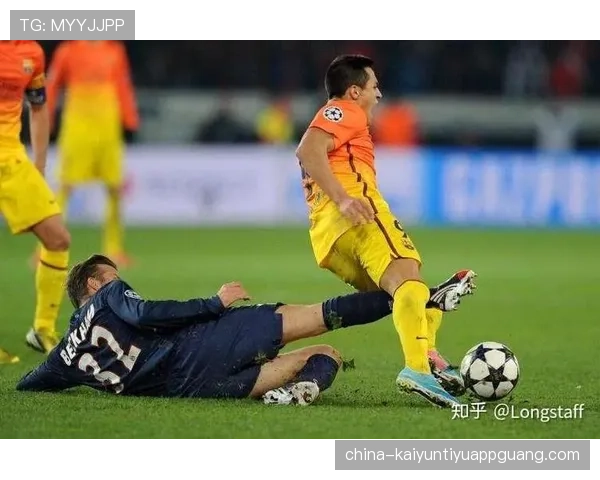 先踢到球的犯规判定标准到底有多复杂？